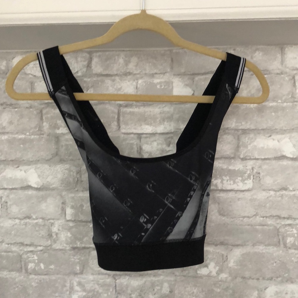 Sports bra with elastic straps